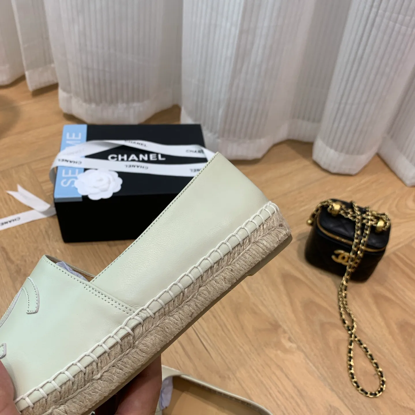 👟👟Ex-factory price 440👟👟 👑New colors are coming ✌️New version of Chanel fisherman shoes is coming❗️Delivered in a full set of top-notch packaging. The quality of my fisherman shoes has not been introduced much, everyone who has had them knows it! The original customized upper, and my outsole is the original translucent outsole, the opaque outsole is the wrong version, full set of authentic packaging ❗️ size: 35-40, running price